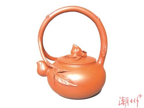 中國(guó)僑網(wǎng)文/圖 吳敬亮創(chuàng)作的《提梁壽桃壺》。
