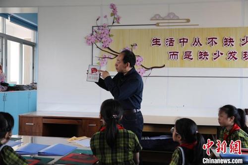 中國僑網(wǎng)泉州市工藝美術(shù)大師呂照明在小學(xué)課堂上講述“南湖紅船”的故事,。 施遠(yuǎn)圻 攝