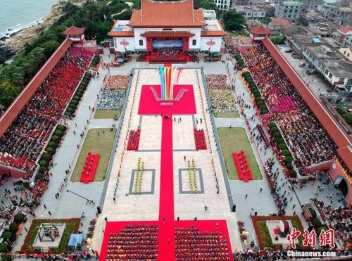 中國僑網(wǎng)2019年4月27日,,“媽祖誕辰1059周年紀(jì)念大會暨春祭媽祖大典”在福建省莆田市湄洲島舉行,,吸引海內(nèi)外上千名媽祖宮廟代表共祭媽祖,。中新社記者 呂明 攝