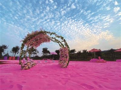 中國僑網(wǎng)佛山盈香生態(tài)園水上樂園五一開放,,全新打造的粉紅沙灘成為吸引游客的亮點之一。