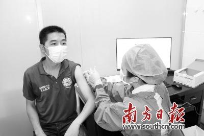 中國僑網(wǎng) 委內(nèi)瑞拉籍僑胞吳劍華接種新冠疫苗,。黃燁倩 攝
