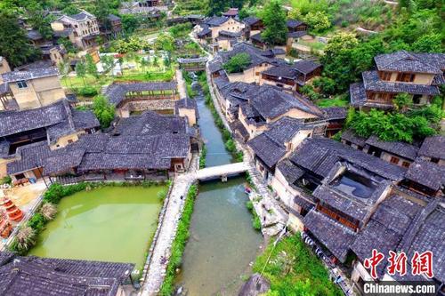 中國(guó)僑網(wǎng)空中鳥瞰龍?zhí)洞?。 王東明 攝