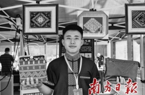 中國僑網(wǎng)來自清遠(yuǎn)的瑤繡傳承人展示文創(chuàng)產(chǎn)品,。南方日報(bào)記者 金鏑 攝