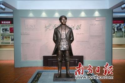 中國(guó)僑網(wǎng)林基路烈士紀(jì)念館內(nèi)的林基路雕像,。南方日?qǐng)?bào)記者 楊興樂(lè) 攝