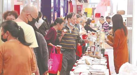 中國(guó)僑網(wǎng)消費(fèi)者在選購商品。本報(bào)記者 何金 攝