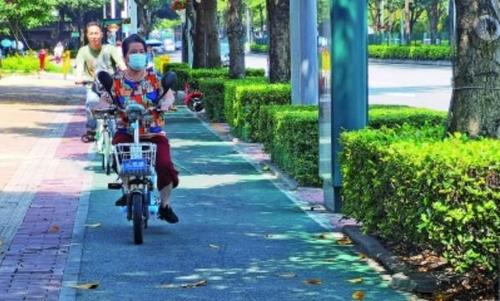 中國僑網(wǎng)自行車及電動自行車專用道不僅體現(xiàn)一座城市精細(xì)化管理水平,,更是一項(xiàng)民生工程。(尹輔華 攝)