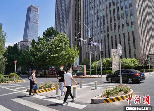 中國僑網(wǎng)北京CBD二期(西南區(qū))交通優(yōu)化工程完工。 北京市朝陽區(qū)交通委供圖