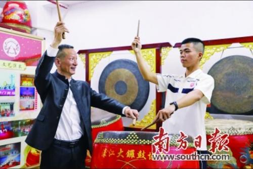 中國(guó)僑網(wǎng)吳順喜(左)手把手指導(dǎo)年輕學(xué)員掌握潮州大鑼鼓技藝,。張偉煒 攝