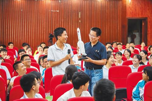 中國僑網(wǎng)近日,中國載人航天工程親歷者、西北工業(yè)大學(xué)教授茍秉宸和海南中學(xué)“錢學(xué)森班”學(xué)生進(jìn)行航天知識互動,。 本報記者 袁琛 攝