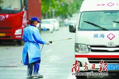 中國僑網(wǎng)在封閉管理區(qū)里,被隔離的市民與來自政府和民間的力量一起,,共同迎戰(zhàn)各種困難,,等待著曙光的到來。 南方日報(bào)記者 戴嘉信 攝