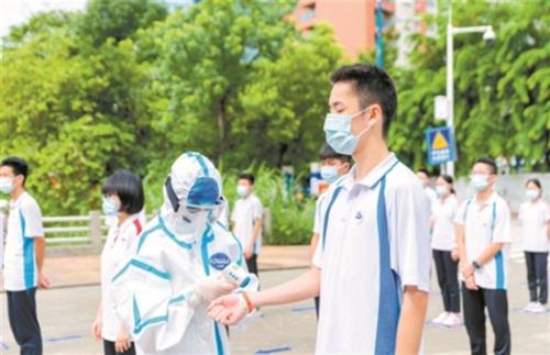 中國(guó)僑網(wǎng)順德一中進(jìn)行高考防疫工作演練,。