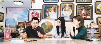 中國(guó)僑網(wǎng)圖為郭?。ㄗ螅┰凇氨救辉煳铩苯鸾z琺瑯非遺傳習(xí)館向?qū)W員講述掐絲要領(lǐng)。 鄒金濤攝