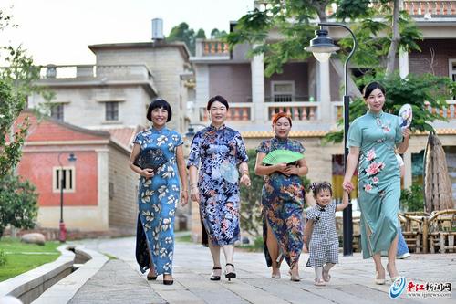 中國僑網(wǎng)圖為昨日(6月10日),晉江市舉辦“閑逸閩僑,,慢品梧林”暨青普文化行館·晉江梧林開業(yè)儀式媒體接待日活動,,來自全國各地的媒體記者走進梧林,進行藝文體驗,,游覽傳統(tǒng)村落,。圖為旗袍換裝體驗活動。 (晉江新聞網(wǎng) 記者陳巧玲/攝)
