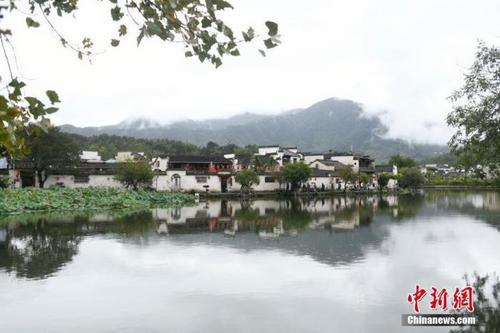 中國僑網(wǎng)資料圖:游客在“畫里鄉(xiāng)村”安徽省黃山市黟縣宏村參觀。 中新社記者 滿會(huì)喬 攝