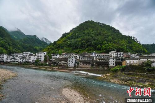 中國僑網(wǎng)紅色古鎮(zhèn)浙江遂昌王村口,。 范宇斌 攝