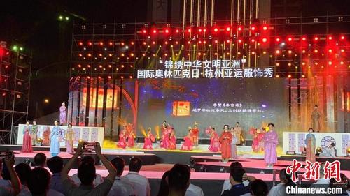 中國僑網(wǎng)服飾秀現(xiàn)場(chǎng),。 錢晨菲 攝