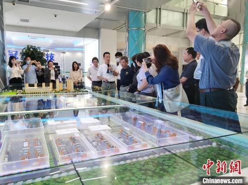 中國僑網(wǎng)圖為23日,,臺胞在福清走訪福建冠捷電子有限公司,。 閆旭 攝