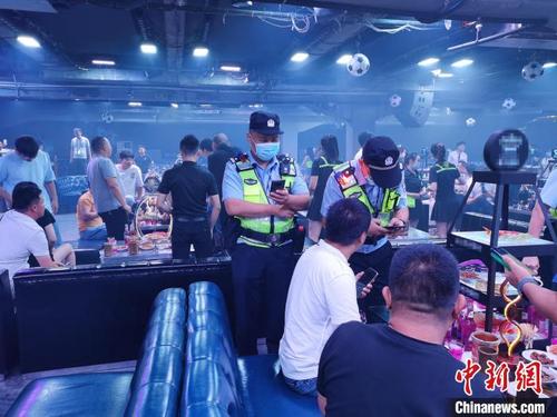 中國僑網(wǎng)警方盤查娛樂場所嫌疑人,。 廣東省公安廳供圖
