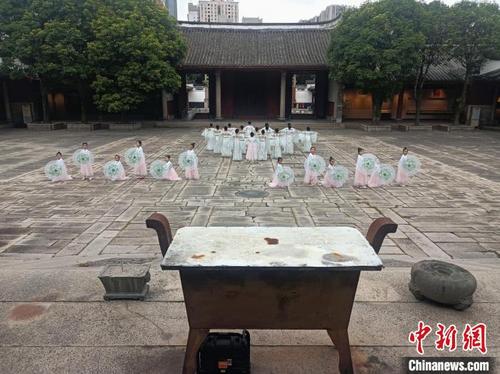 中國(guó)僑網(wǎng)《揖禮天下》MV正在福州文廟拍攝,?!£愡M(jìn)文 攝