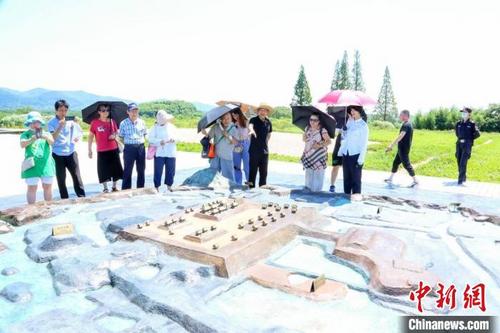 中國僑網(wǎng)圖為良渚古城遺址公園內(nèi)?!×间具z址管理區(qū)管理委員會供圖,。