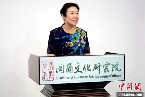 中國(guó)僑網(wǎng)圖為:福州大學(xué)教授,、閩商文化研究院院長(zhǎng)蘇文菁正在發(fā)言?!∪~秋云 攝