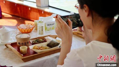 中國(guó)僑網(wǎng)市民可在主題航班上體驗(yàn)“疍家人”特色飲食,?!V州公交集團(tuán)客輪公司供圖
