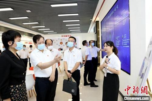 中國僑網(wǎng)廈門市委組織部領(lǐng)導深入“科技紅盟”調(diào)研指導工作,。 集美區(qū)委組織部供圖