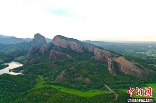 中國(guó)僑網(wǎng)圖為8月13日,航拍下的江西弋陽(yáng)龜峰景區(qū)的山水風(fēng)光,?!⒄祭ァz