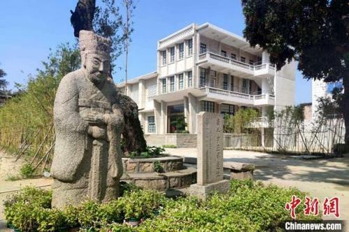 中國僑網(wǎng)位于泉州古街巷內(nèi)的南外宗正司遺址及其陳列館,。 吳冠標(biāo) 攝