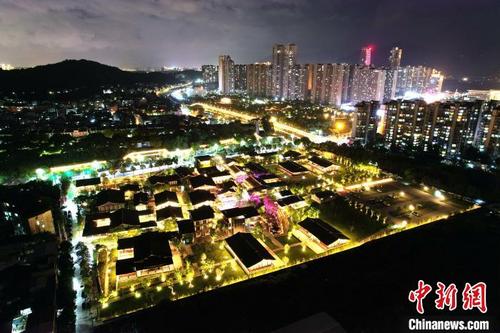中國僑網(wǎng)古厝景區(qū)與高樓大廈交相輝映。 王東明 攝