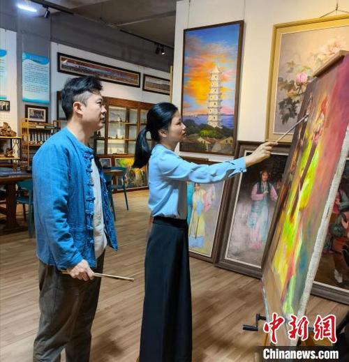 中國(guó)僑網(wǎng)陳國(guó)華與妻子林海英正在創(chuàng)作莆仙戲系列油畫,?!≌才d妹 攝