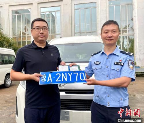 中國僑網(wǎng)海南首輛“零關(guān)稅”營運進(jìn)口汽車在??谏吓?。海口交警供圖