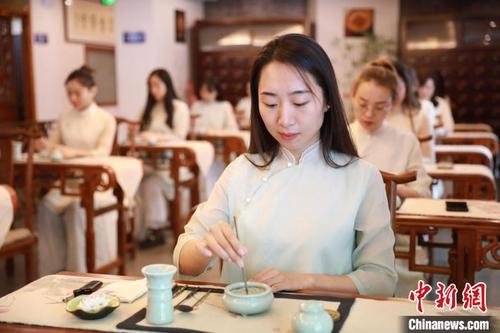 中國僑網(wǎng)時尚女性在體驗香道文化,?!巫雍馈z