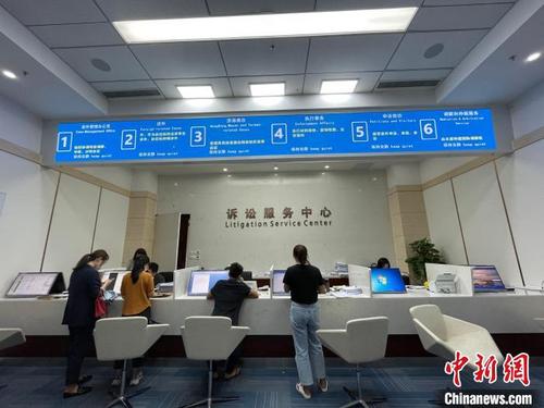 中國僑網(wǎng)海南第一涉外民商事法庭專設(shè)仲裁機(jī)構(gòu),、調(diào)解機(jī)構(gòu)窗口,。 黃藝 攝