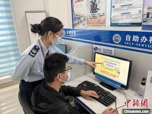 中國僑網(wǎng) 圖為汕頭市潮南區(qū)稅務(wù)局專人輔導(dǎo)企業(yè)在電子稅務(wù)局辦理緩稅,。 岳瑞軒 攝