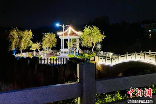 中國(guó)僑網(wǎng)山內(nèi)村夜景,?!∪菖_(tái)商區(qū)環(huán)境與國(guó)土資源局供圖