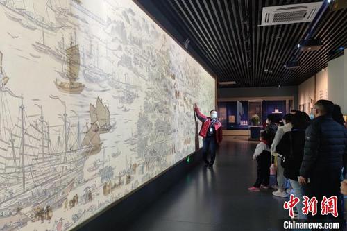 中國(guó)僑網(wǎng)講解員介紹刺桐夢(mèng)華圖中的各個(gè)世遺點(diǎn)。 吳冠標(biāo) 攝