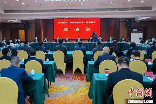 中國(guó)僑網(wǎng)1月6日,,福建泉州召開(kāi)政協(xié)港澳委員、異地商會(huì)委員,、特邀嘉賓座談會(huì),。 孫虹 攝