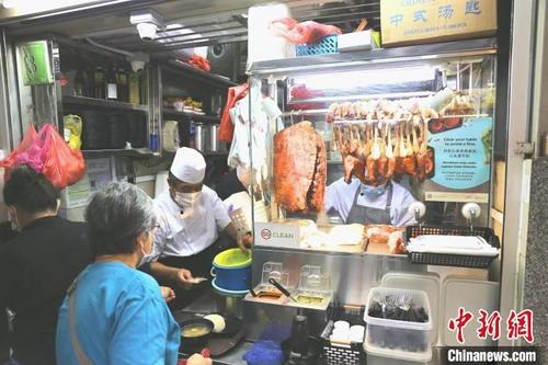 中國(guó)僑網(wǎng)新加坡三喜海南雞飯店制作的美食受到食客歡迎,?!『稳鹬莨﹫D