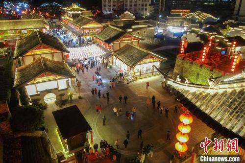 中國僑網圖為無人機航拍眾多市民在街區(qū)內游覽,。 劉力鑫 攝