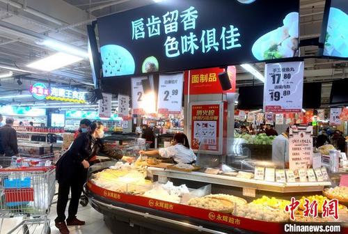 中國僑網(wǎng)市民超市購買熟食,?!⊥鯑|明 攝