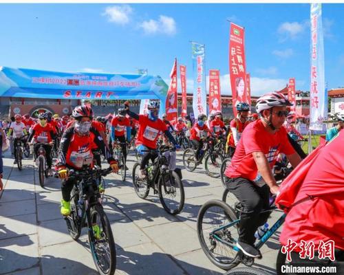 中國(guó)僑網(wǎng)6月26日,,“環(huán)島騎行 暢游湄洲”三棵樹(shù)2022年湄洲島海峽兩岸自行車騎游行拉開(kāi)帷幕,。 林春盛 攝