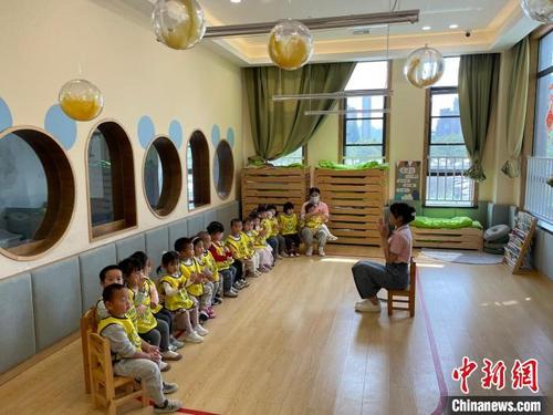 中國僑網(wǎng)圖為一托育機(jī)構(gòu)內(nèi)。 張煜歡 攝