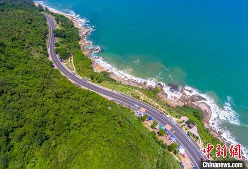 中國僑網(wǎng)資料圖:航拍位于海南萬寧的濱海旅游公路,。 駱云飛 攝