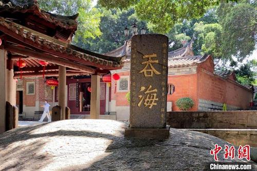 中國僑網(wǎng)在泉州真武廟,“吞?!倍挚逃谝粔K天然巨石上,。 吳冠標 攝