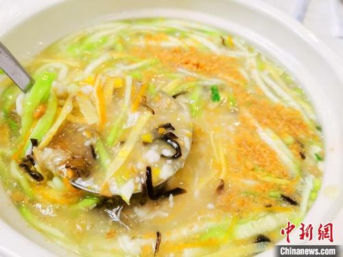 中國(guó)僑網(wǎng)鳳眼果魚羹,口感豐富,、細(xì)膩 李曉春 攝