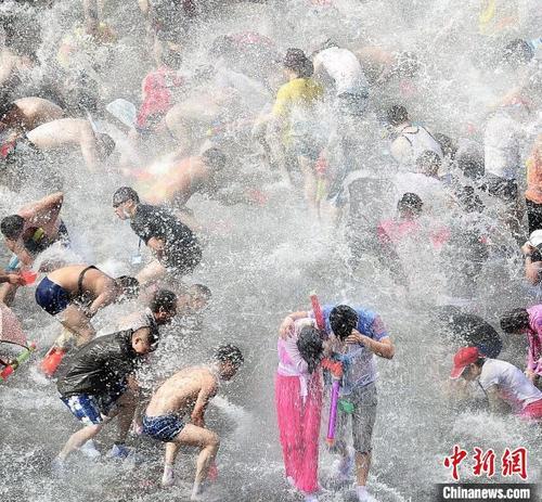 中國(guó)僑網(wǎng)游客戲水玩樂(lè),?!∑聊峡h委宣傳部 供圖
