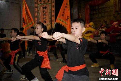 中國(guó)僑網(wǎng)孩童在村中習(xí)武,?!●z