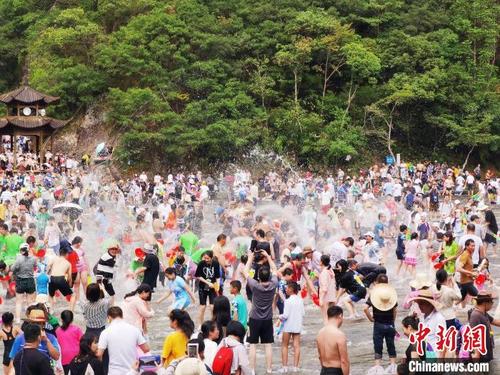 中國僑網(wǎng)屏南縣白水洋景區(qū)內(nèi),,游客盡享水上清涼,?!∑聊习姿缶皡^(qū) 供圖