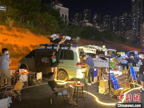 中國僑網(wǎng)圖為昔日“網(wǎng)紅”夜市陽峰路后備廂集市一角,?!×譂嶇鳌z